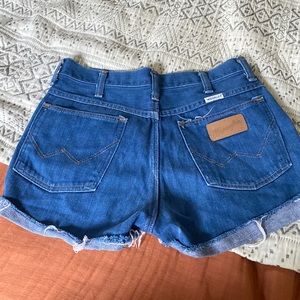 Wrangler high waist vintage cut off shorts!